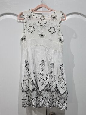 GG Collection White Mini Dress with Black Embroidery